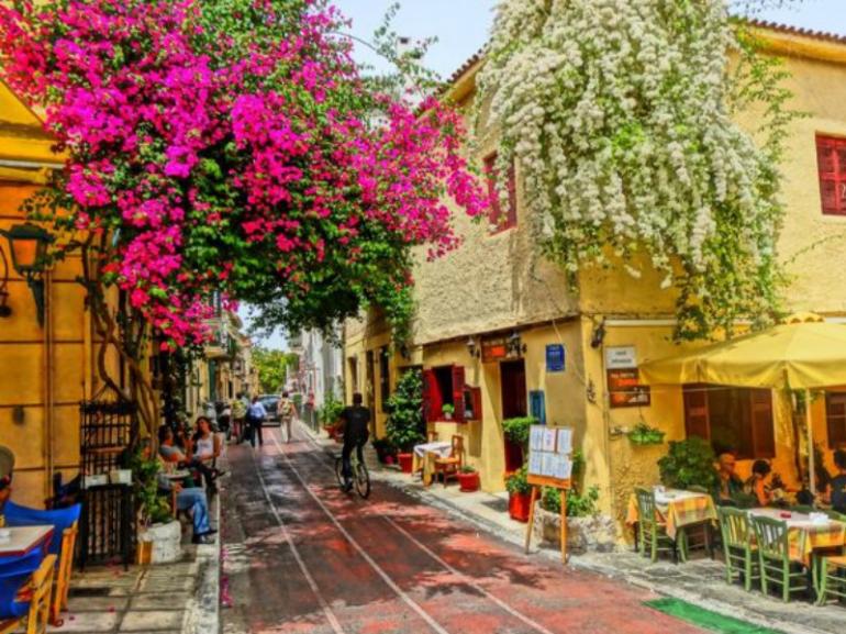 ΠΕΡΙΠΑΤΟΣ ΣΤΗΝ ΠΛΑΚΑ